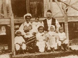 Carl Pettersson und seine Frau Singdo mit ihren Kindern auf Tabar (Insel nördlich von Neuirland Carl Pettersson und seine Frau Singdo mit ihren Kindern auf Tabar (Insel nördlich von Neuirland