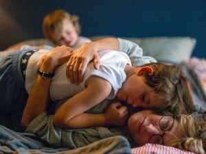 Elliott (César Botti) und Sandra (Valeria Bruni Tedeschi) sind mittlerweile sehr vertraut miteinander Elliott (César Botti) und Sandra (Valeria Bruni Tedeschi) sind mittlerweile sehr vertraut miteinander