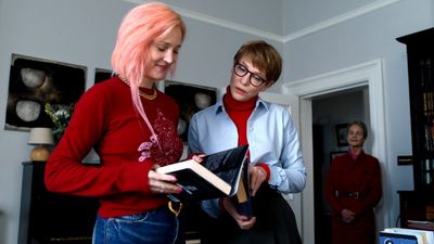 Die Schwestern Lilith (Vicky Krieps, li.) und Timothea (Cate Blanchett) sind zu Besuch bei ihrer Mutter