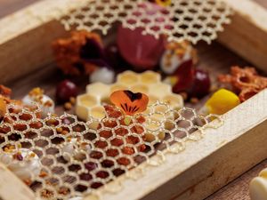 Alljährlich am Tag der Liebenden kreiert der Küchenchef des Hotel Vier Jahreszeiten Starnberg Maximilian Moser mit seinem Team ein viergängiges Valentins-Dinner inklusive Romantik-Dessert Alljährlich am Tag der Liebenden kreiert der Küchenchef des Hotel Vier Jahreszeiten Starnberg Maximilian Moser mit seinem Team ein viergängiges Valentins-Dinner inklusive Romantik-Dessert