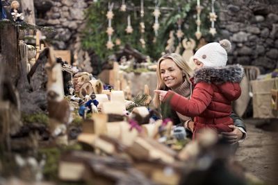 Der Schenner Bauernadvent wird traditionell nicht im Dorfkern, sondern jedes Jahr in einem anderen Ortsteil der Südtiroler Gemeinde bei Meran veranstaltet