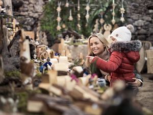 Der Schenner Bauernadvent wird traditionell nicht im Dorfkern, sondern jedes Jahr in einem anderen Ortsteil der Südtiroler Gemeinde bei Meran veranstaltet Der Schenner Bauernadvent wird traditionell nicht im Dorfkern, sondern jedes Jahr in einem anderen Ortsteil der Südtiroler Gemeinde bei Meran veranstaltet