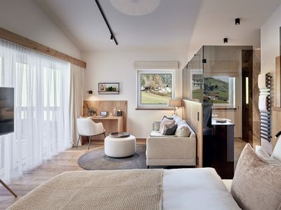 Alpine Hölzer, dezent-modernes Design: die Mountain Peak Junior Suite