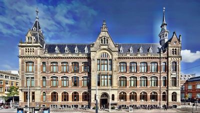 Das geschichtsträchtige Hotel Conservatorium feiert das große Jubiläum der Stadt mit renommierten Künstlern, royalen Designern und edlen Juwelieren