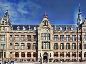Das geschichtsträchtige Hotel Conservatorium feiert das große Jubiläum der Stadt mit renommierten Künstlern, royalen Designern und edlen Juwelieren