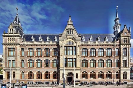 Das geschichtsträchtige Hotel Conservatorium feiert das große Jubiläum der Stadt mit renommierten Künstlern, royalen Designern und edlen Juwelieren