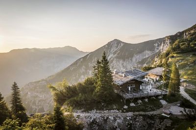 Wem die Wanderung auf den Predigtstuhl zu anstrengend ist, der nimmt die Bahn von Bad Reichenhall aus. Von der Bergstation ist es etwa eine knappe halbe Stunde Fußmarsch bis zur Schlegelmulden-Alm