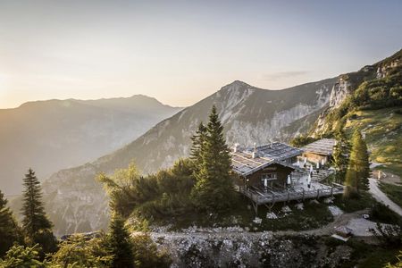 Wem die Wanderung auf den Predigtstuhl zu anstrengend ist, der nimmt die Bahn von Bad Reichenhall aus. Von der Bergstation ist es etwa eine knappe halbe Stunde Fußmarsch bis zur Schlegelmulden-Alm