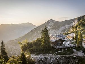 Wem die Wanderung auf den Predigtstuhl zu anstrengend ist, der nimmt die Bahn von Bad Reichenhall aus. Von der Bergstation ist es etwa eine knappe halbe Stunde Fußmarsch bis zur Schlegelmulden-Alm Wem die Wanderung auf den Predigtstuhl zu anstrengend ist, der nimmt die Bahn von Bad Reichenhall aus. Von der Bergstation ist es etwa eine knappe halbe Stunde Fußmarsch bis zur Schlegelmulden-Alm