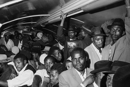 Ernest Cole: Mit schwarzen Pendlern überfüllter Bus in Südafrika