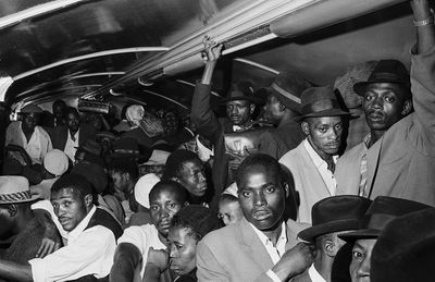 Ernest Cole: Mit schwarzen Pendlern überfüllter Bus in Südafrika