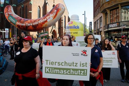 Die überdimensionale Tönnies-Brandwurst und die Müllermilch-Flasche prägten den Demonstrationszug in Hamburg