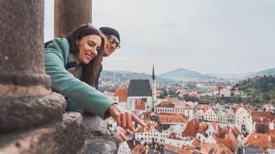Von Burgen bis Bierfest, von Jazz bis Jacuzzi: Tschechien hält eine vielfältige Auswahl für spannende Kurztrips für die zweite Jahreshälfte bereit – zum Beispiel nach Český Krumlov