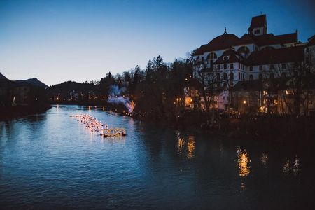 Herzlich willkommen 2024: Im bayerischen Füssen begrüßen 90 Wagemutige jeweils am 1. Januar das neue Jahr traditionell mit Fackeln schwimmend im Lech