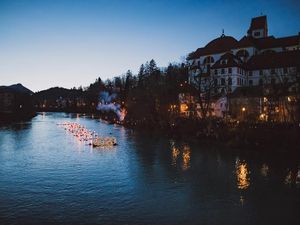 Herzlich willkommen 2024: Im bayerischen Füssen begrüßen 90 Wagemutige jeweils am 1. Januar das neue Jahr traditionell mit Fackeln schwimmend im Lech Herzlich willkommen 2024: Im bayerischen Füssen begrüßen 90 Wagemutige jeweils am 1. Januar das neue Jahr traditionell mit Fackeln schwimmend im Lech