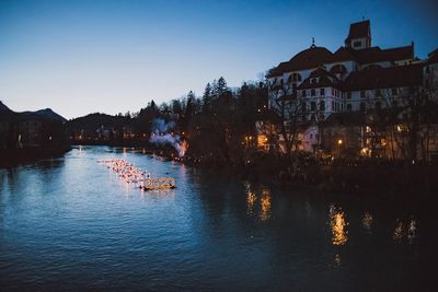 Herzlich willkommen 2024: Im bayerischen Füssen begrüßen 90 Wagemutige jeweils am 1. Januar das neue Jahr traditionell mit Fackeln schwimmend im Lech