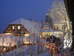 Burgweihnachtsmarkt auf der Burg Hartenstein mit weihnachtlich geschmückten Buden Burgweihnachtsmarkt auf der Burg Hartenstein mit weihnachtlich geschmückten Buden