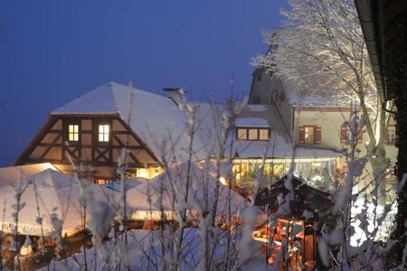 Burgweihnachtsmarkt auf der Burg Hartenstein mit weihnachtlich geschmückten Buden