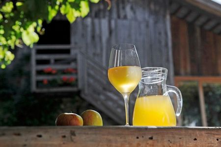 Ganz nah dran: Sobald die Äpfel aus eigenem Anbau geerntet und verarbeitet wurden, können Gäste des Hotel Steiner den frischen Saft im Mini-Markt des angeschlossenen Campingparks erwerben