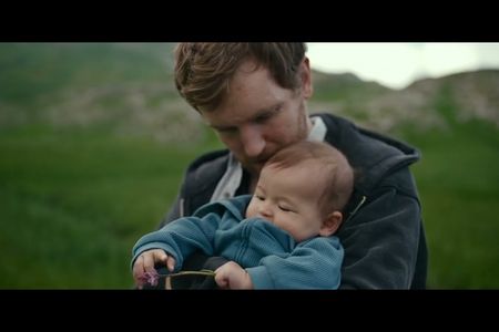 Ein Kind wird geboren. Voller Staunen und Liebe blicken Akiko und Sonny auf das neue Leben, das sie in eine gemeinsame Zukunft führen soll. Doch ihr Glück währt nur kurz