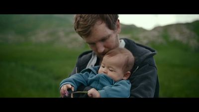 Ein Kind wird geboren. Voller Staunen und Liebe blicken Akiko und Sonny auf das neue Leben, das sie in eine gemeinsame Zukunft führen soll. Doch ihr Glück währt nur kurz