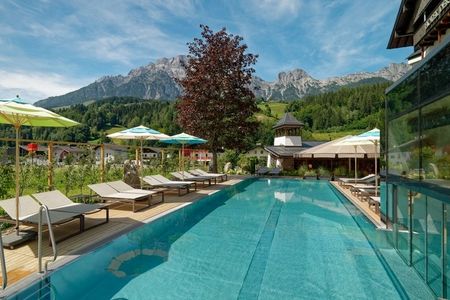 In Leogang schalten Biker nicht nur Gänge, sondern auch in den Genussmodus. Im Panorama-Outdoorpool des Hotel Der Löwe bestaunen Gäste die Gipfel, die sie zuvor mit dem Rad erklommen haben