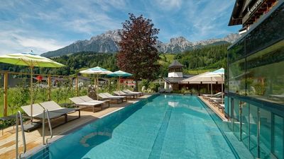 In Leogang schalten Biker nicht nur Gänge, sondern auch in den Genussmodus. Im Panorama-Outdoorpool des Hotel Der Löwe bestaunen Gäste die Gipfel, die sie zuvor mit dem Rad erklommen haben