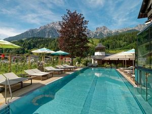 In Leogang schalten Biker nicht nur Gänge, sondern auch in den Genussmodus. Im Panorama-Outdoorpool des Hotel Der Löwe bestaunen Gäste die Gipfel, die sie zuvor mit dem Rad erklommen haben In Leogang schalten Biker nicht nur Gänge, sondern auch in den Genussmodus. Im Panorama-Outdoorpool des Hotel Der Löwe bestaunen Gäste die Gipfel, die sie zuvor mit dem Rad erklommen haben