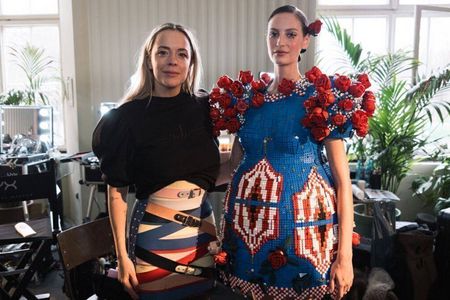 Marina Hoermanseder mit ihrer Lego-Kreation