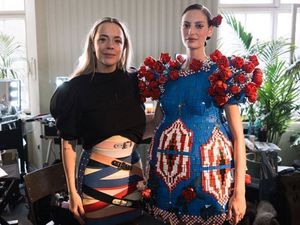 Marina Hoermanseder mit ihrer Lego-Kreation