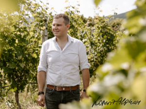 Der spannendste Moment ist wenn die Arbeit ein ganzen Winzerjahres im Glas kostbar wird. Für mich als Winzer das größte Glück sagt Lorenz Alphart Der spannendste Moment ist wenn die Arbeit ein ganzen Winzerjahres im Glas kostbar wird. Für mich als Winzer das größte Glück sagt Lorenz Alphart