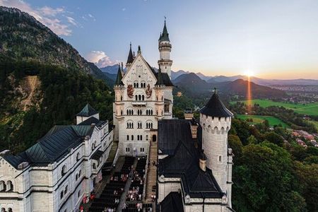 Die Neuschwansteinkonzerte im Innenhof des gleichnamigen Schlosses bei Füssen/Allgäu führen die Musikleidenschaft seines Erbauers weiter. Der bayerische König Ludwig II. ging unter anderem als Mäzen von Komponist Richard Wagner in die Geschichte ein