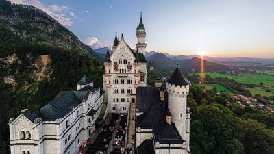 Die Neuschwansteinkonzerte im Innenhof des gleichnamigen Schlosses bei Füssen/Allgäu führen die Musikleidenschaft seines Erbauers weiter. Der bayerische König Ludwig II. ging unter anderem als Mäzen von Komponist Richard Wagner in die Geschichte ein