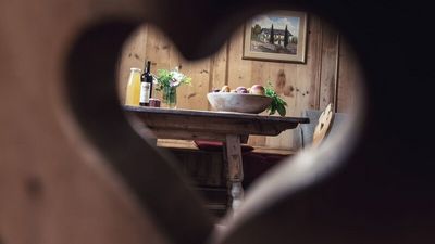 Der Greiterhof in Lana bei Meran ist einer der wenigen „Roter Hahn“-Betriebe, dessen Gäste während des Aufenthalts in der Ferienwohnung „Historika“ ihre eigene Stube mit Holzofen nutzen können