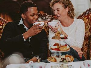 Ein Highlight ist die traditionelle englische Teestunde im The Drawing Room