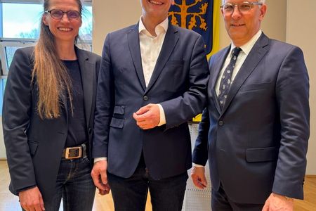 Die Beigeordnete für Kultur, Martina Soddemann, der künftige neue Direktor des Osthaus Museums und Leiter des Fachbereichs Museen und Archive, Prof. Dr. Rainer Stamm, sowie Oberbürgermeister Erik O. Schulz