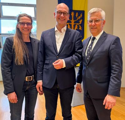 Die Beigeordnete für Kultur, Martina Soddemann, der künftige neue Direktor des Osthaus Museums und Leiter des Fachbereichs Museen und Archive, Prof. Dr. Rainer Stamm, sowie Oberbürgermeister Erik O. Schulz