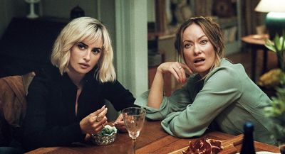 Zu vorgerückter Stunde verstehen Angela (Olivia Wilde) und Pina (Penélope Cruz) keinen Spaß mehr
