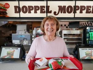 Oma Grete, die mit ihrer ungekünstelten Art das Herz der Online-Community erobert hat Oma Grete, die mit ihrer ungekünstelten Art das Herz der Online-Community erobert hat