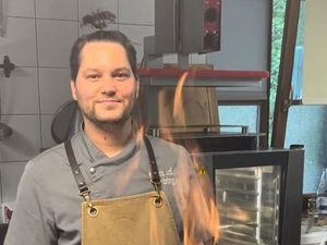 Ben Haberl am Herd in der Niederalm nahe Bad Reichenhall: Besonders stolz ist der oberbayerische Gastronom auf seine Pfannenrösti in verschiedenen Variationen Ben Haberl am Herd in der Niederalm nahe Bad Reichenhall: Besonders stolz ist der oberbayerische Gastronom auf seine Pfannenrösti in verschiedenen Variationen