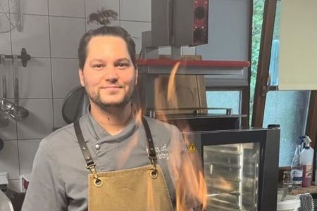 Ben Haberl am Herd in der Niederalm nahe Bad Reichenhall: Besonders stolz ist der oberbayerische Gastronom auf seine Pfannenrösti in verschiedenen Variationen