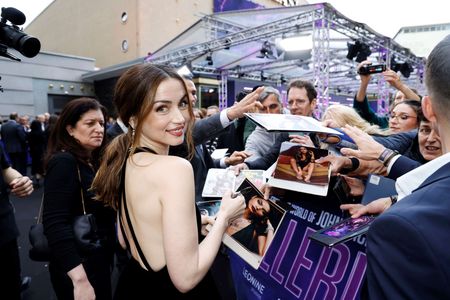 Begeisterter Empfang für Ana de Armas in Berlin
