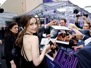 Begeisterter Empfang für Ana de Armas in Berlin