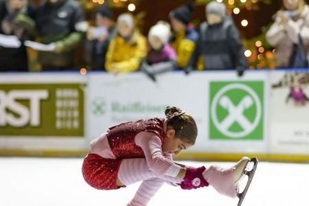 Erste Schritte unter Profi-Anleitung können Schenna-Urlauber beim Schnupperkurs mit der Südtiroler Eiskunstläuferin Sara Furlan auf dem zentralen Raiffeisenplatz unternehmen