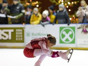 Erste Schritte unter Profi-Anleitung können Schenna-Urlauber beim Schnupperkurs mit der Südtiroler Eiskunstläuferin Sara Furlan auf dem zentralen Raiffeisenplatz unternehmen Erste Schritte unter Profi-Anleitung können Schenna-Urlauber beim Schnupperkurs mit der Südtiroler Eiskunstläuferin Sara Furlan auf dem zentralen Raiffeisenplatz unternehmen