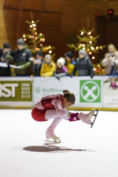 Erste Schritte unter Profi-Anleitung können Schenna-Urlauber beim Schnupperkurs mit der Südtiroler Eiskunstläuferin Sara Furlan auf dem zentralen Raiffeisenplatz unternehmen