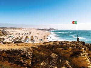 Dank des maritimen Klimas ist ein Sprung in den Atlantik an der Praia do Guincho unweit von Victor’s Portugal bis in den späten Herbst möglich Dank des maritimen Klimas ist ein Sprung in den Atlantik an der Praia do Guincho unweit von Victor’s Portugal bis in den späten Herbst möglich