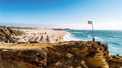 Dank des maritimen Klimas ist ein Sprung in den Atlantik an der Praia do Guincho unweit von Victor’s Portugal bis in den späten Herbst möglich