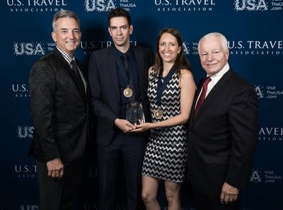Die Geschwister Julia Kurz und Timo Kohlenberg (Bildmitte), Inhaber und Geschäftsführer von America Unlimited, wurden zum zehnten Mal in Folge mit dem Chairman Honor Circle Award ausgezeichnet
