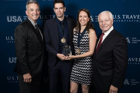Die Geschwister Julia Kurz und Timo Kohlenberg (Bildmitte), Inhaber und Geschäftsführer von America Unlimited, wurden zum zehnten Mal in Folge mit dem Chairman Honor Circle Award ausgezeichnet